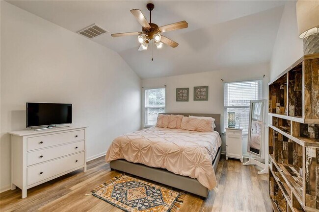 Foto del edificio - 335 Hidden Brook Ln