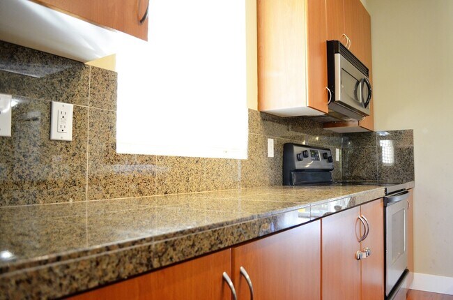 Foto del edificio - Desirable location/Redmond Ridge! Modern but functional. Great layout for entertaining guest or c...