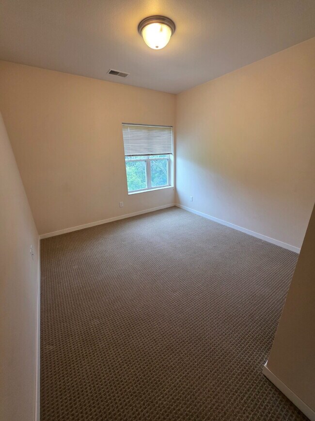 Building Photo - 2 Bedroom | 1 Bathroom 3rd Floor Apartment...