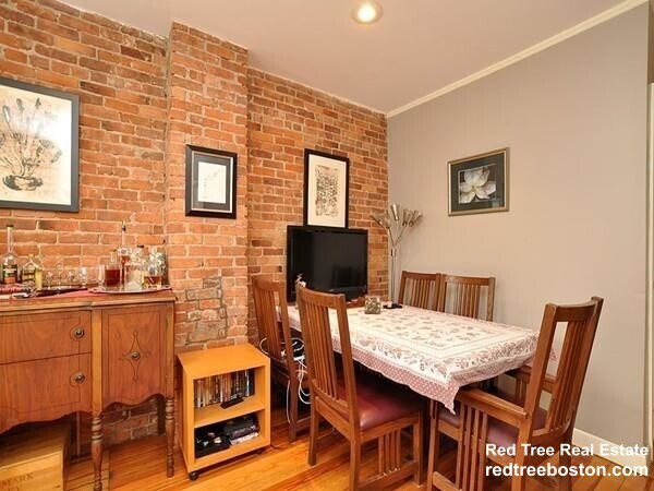 Building Photo - 8 Saxton St
