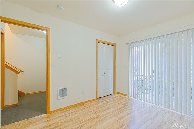 Building Photo - Charming 3-Story townhome located near Hig...