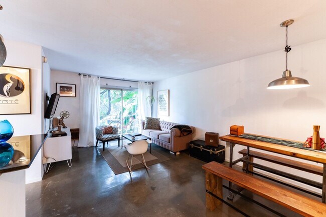 Building Photo - 256 S La Fayette Park Pl