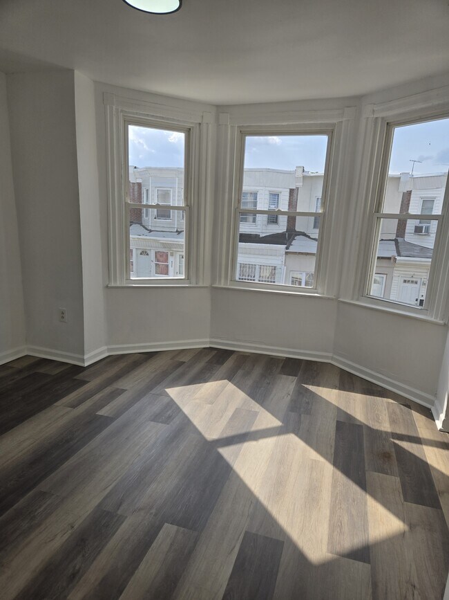 Foto del edificio - 6330 Regent St