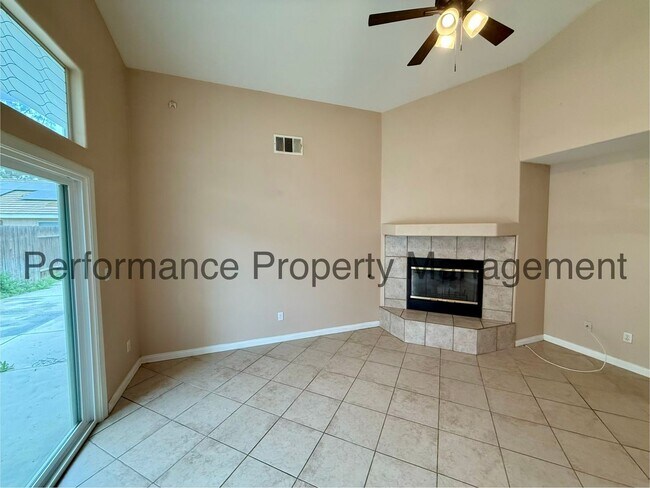 Foto del edificio - Cute 3 Bed/2 Bath SW Bakersfield Home w/ RBP & $0 Deposit Option