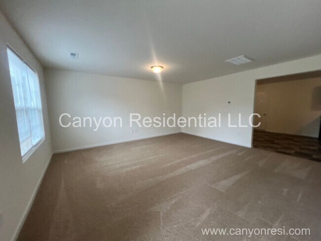 Foto del edificio - Charming 4-Bedroom Home