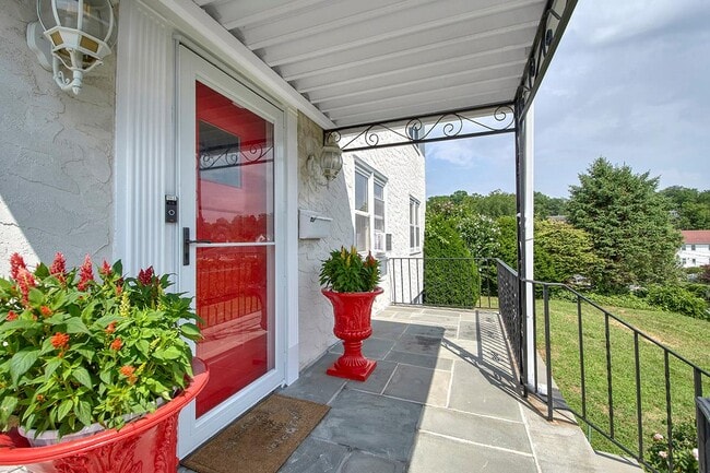 Building Photo - 28 Beechwood Ave