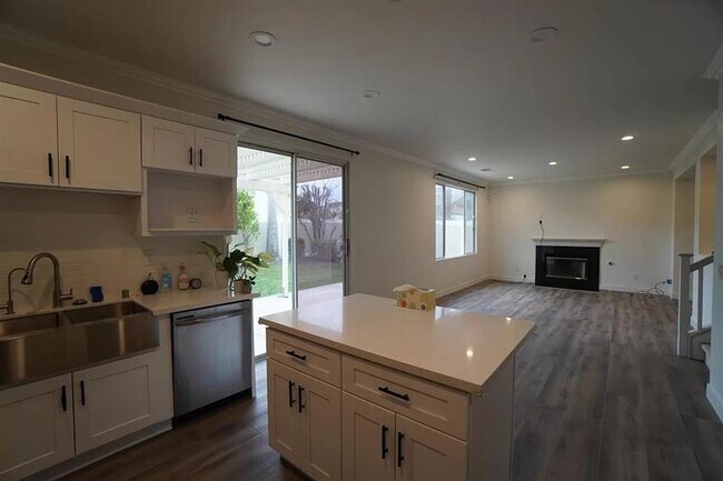 Building Photo - Fully Remodeled 3 Bedroom + Den and 3 Bath...