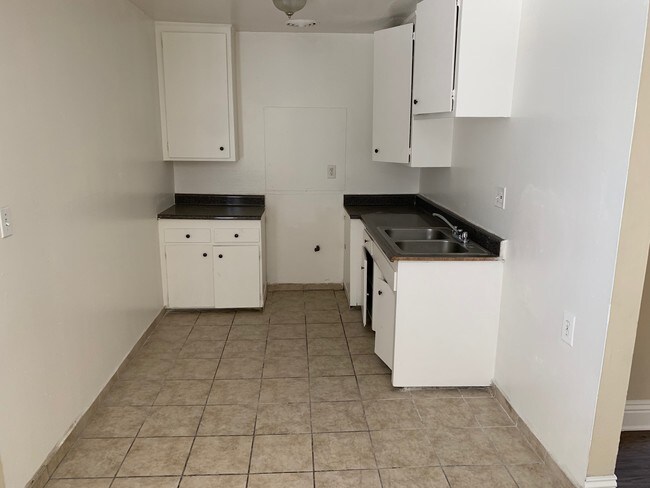 Kitchen/Dining - 345 Daisy Ave