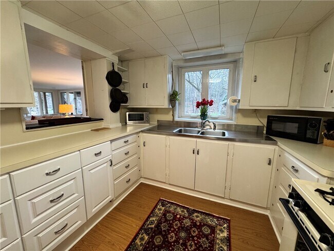 Foto del edificio - 333 Colebrook Dr