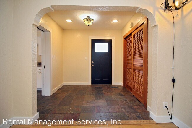 Building Photo - 3 br, 2 bath House - 320 SW Carson St