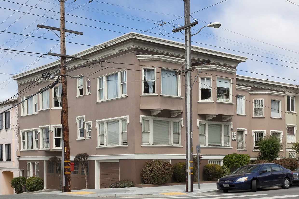 Primary Photo - 4042-4048 Fulton St