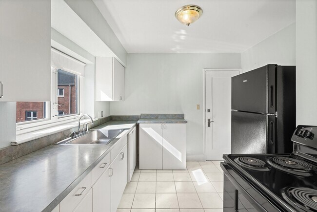 Building Photo - 130 Boylston St