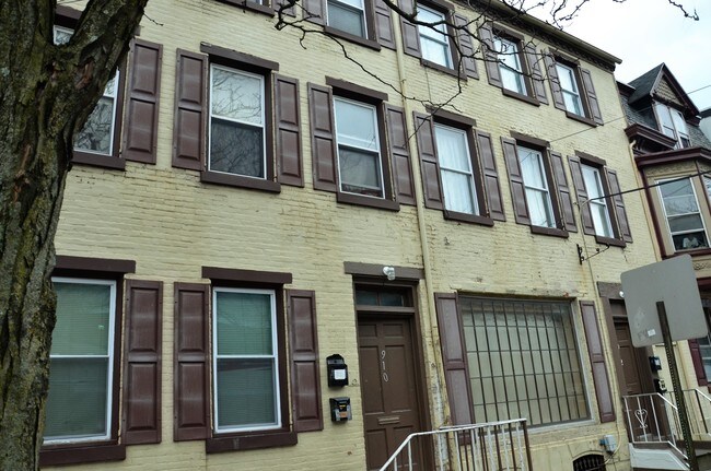 Building Photo - 910-914 W Walnut St