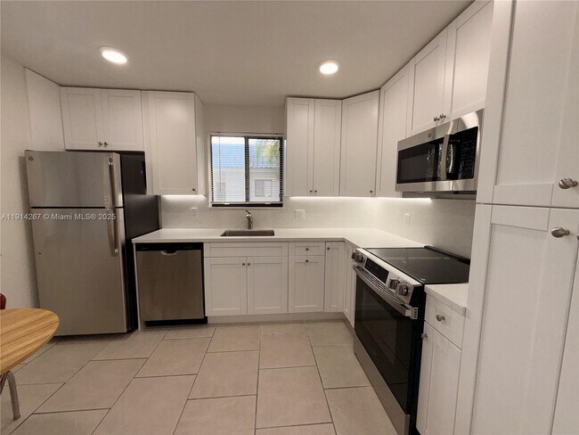 Foto del edificio - 16521 Blatt Blvd