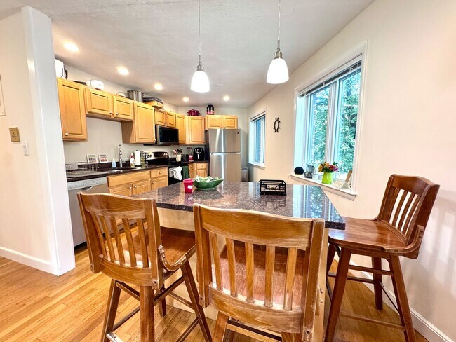 Foto del edificio - 800 SQ FT ONE BEDROOM 4 BLOCKS FROM BOSTON...