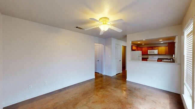 Foto del edificio - 3 BEDROOM, 2 BATH, 2 CAR GARAGE DUPLEX!!!