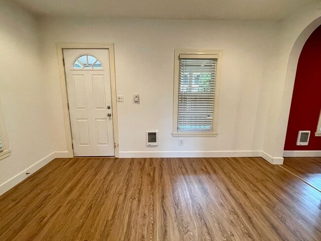 Foto del edificio - Charming 1BR Cottage | Private Cul-de-Sac & Wrap-Around Porch