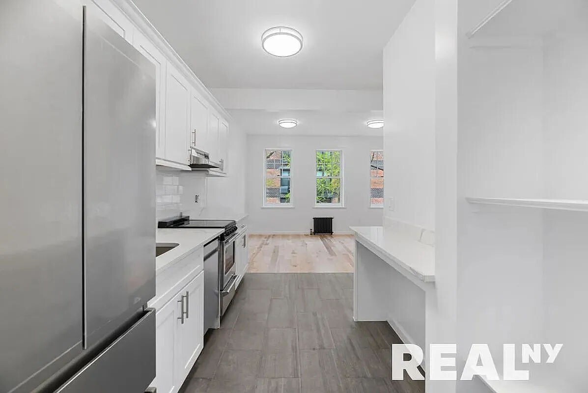 Building Photo - 359 Bleecker Street