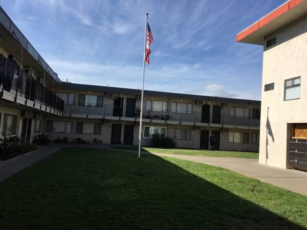 Foto principal - 625 E Oak St