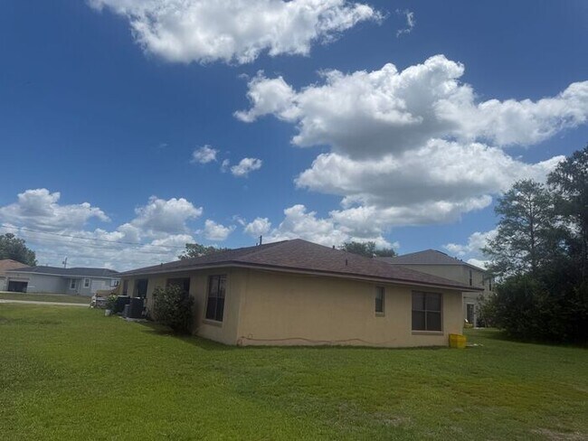 Building Photo - Spacious Duplex in Poinciana