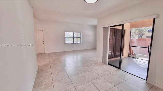 Foto del edificio - 501 Racquet Club Rd