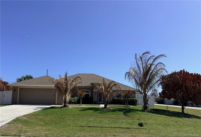 Foto del edificio - 2802 SE Buccaneer Cir