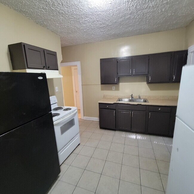 Foto del edificio - Spacious 4 bedroom