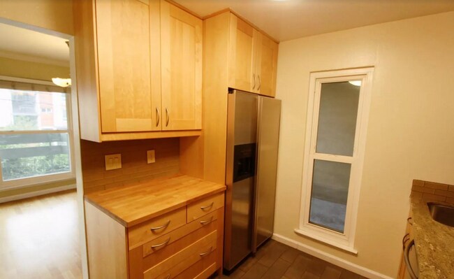 Building Photo - Beautiful 3 bedroom apartment in convenien...
