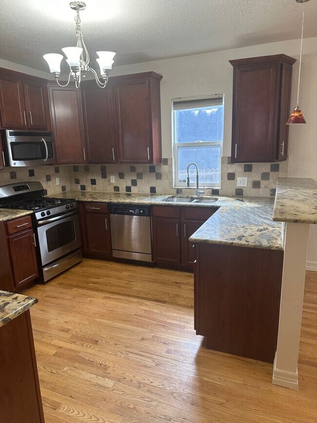 Building Photo - Beautiful 2 bedroom in prime location