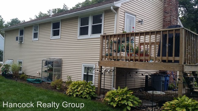 Building Photo - 3 br, 1 bath House - 17 Links Road