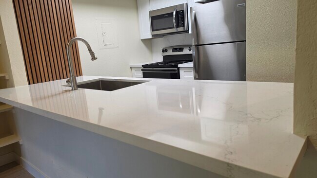 Foto del edificio - 1351 N Pleasant Dr