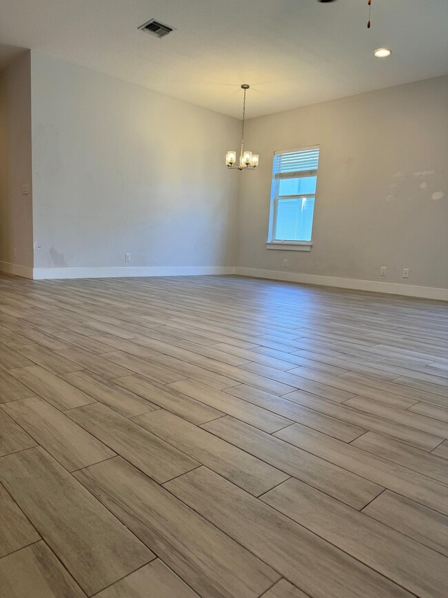 Building Photo - 370 Reigle Ave