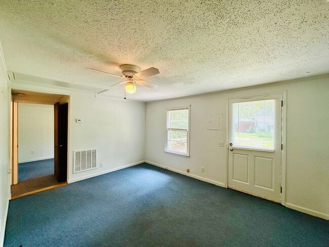 Building Photo - SEAGATE AREA - 1BD/1BA - Located just off ...
