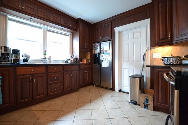 Building Photo - 70 Hobart St