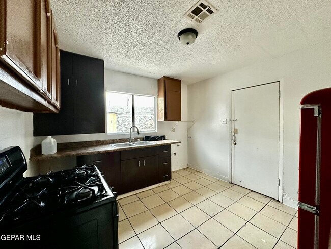 Foto del edificio - 6041 Yandell Dr