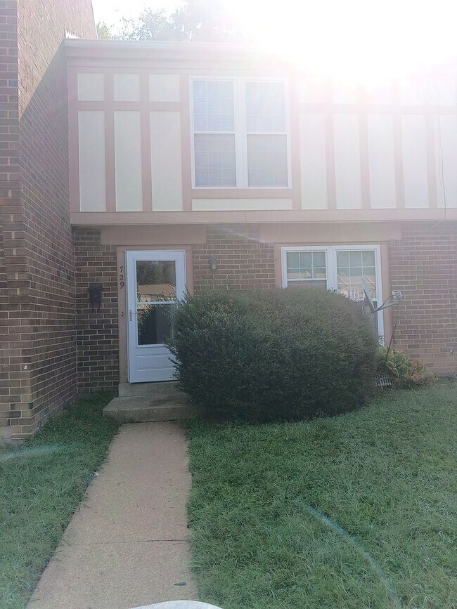 Building Photo - 729 Pleasant St