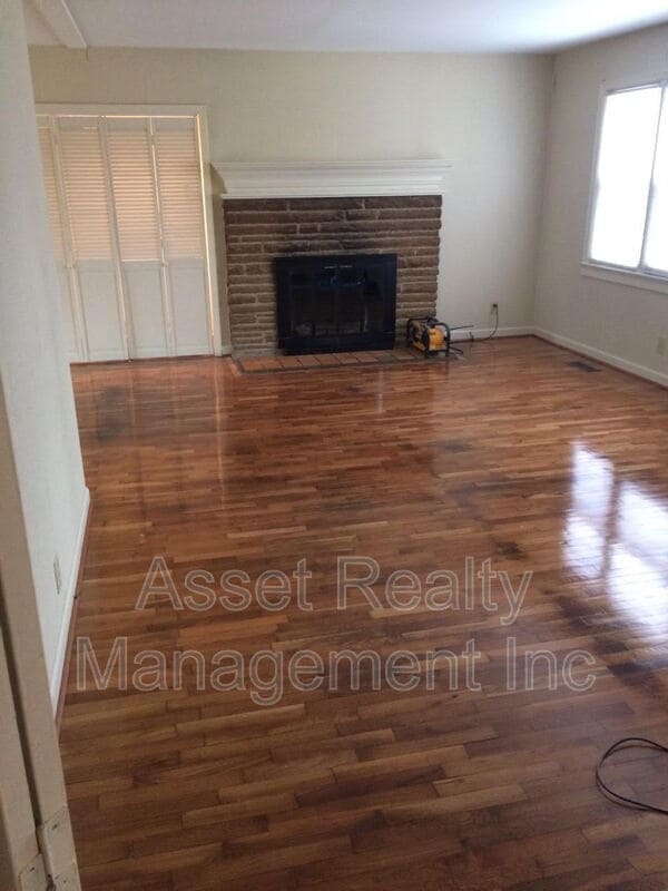 Photo - 602 Lookout Ct SE House