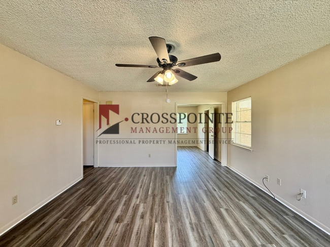 Building Photo - Charming 2-Bedroom 1-Bathroom Duplex!