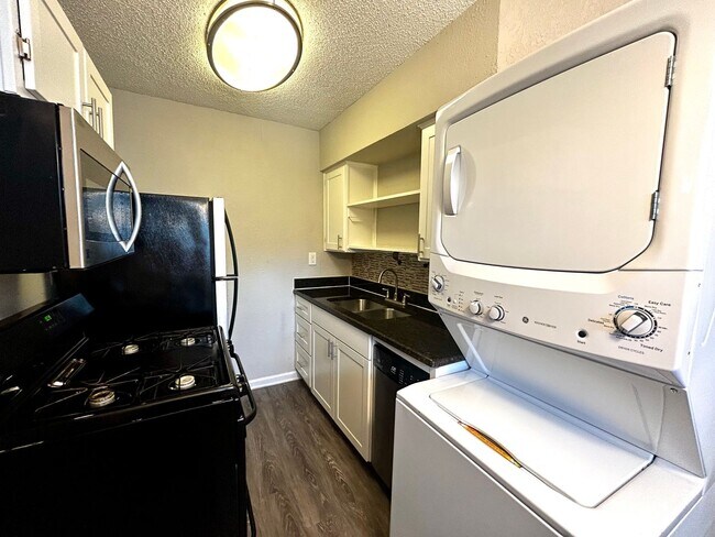 Foto del edificio - 2401 Manor Rd