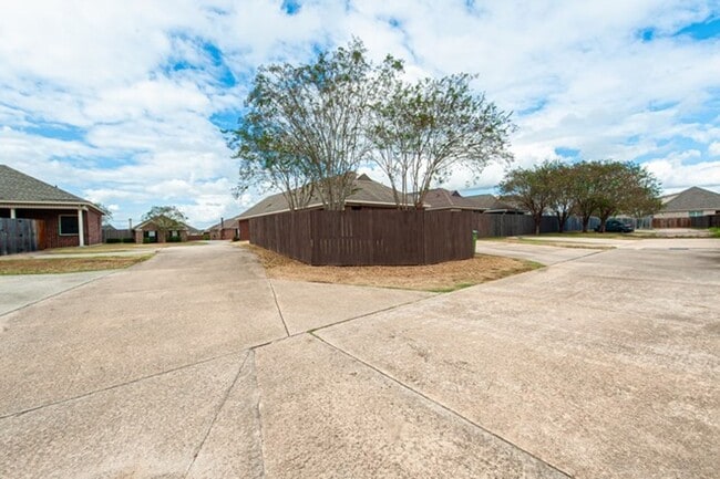 Building Photo - 8740 Lindsey Ln