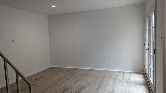 Amplio espacio habitable con luz natural. - 5200 Martel Ave