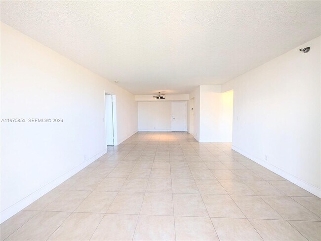 Foto del edificio - 3300 NE 191st St