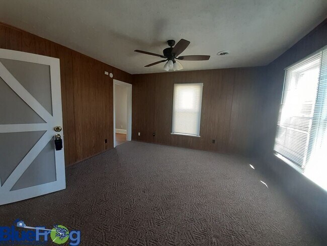 Building Photo - 317 Center Street - B