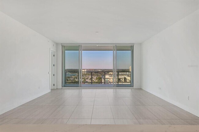 Building Photo - 301 QUAY Cmn