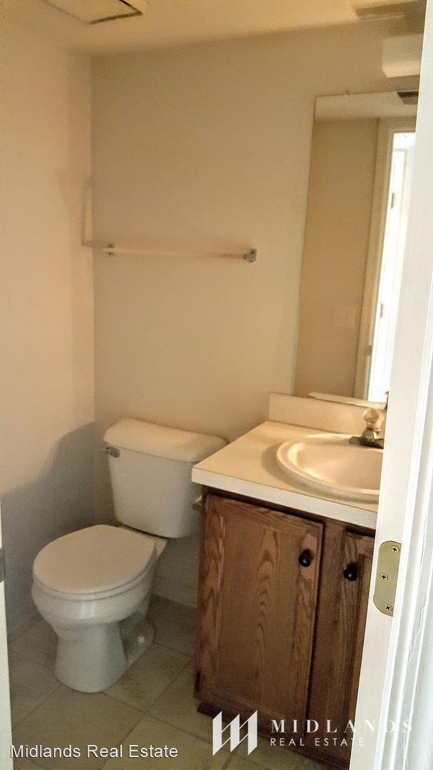 Building Photo - 3 br, 3 bath House - 6123 S 142nd Street