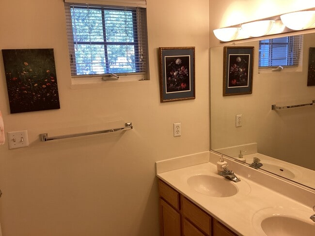 Building Photo - 2591 Ravenscroft Way