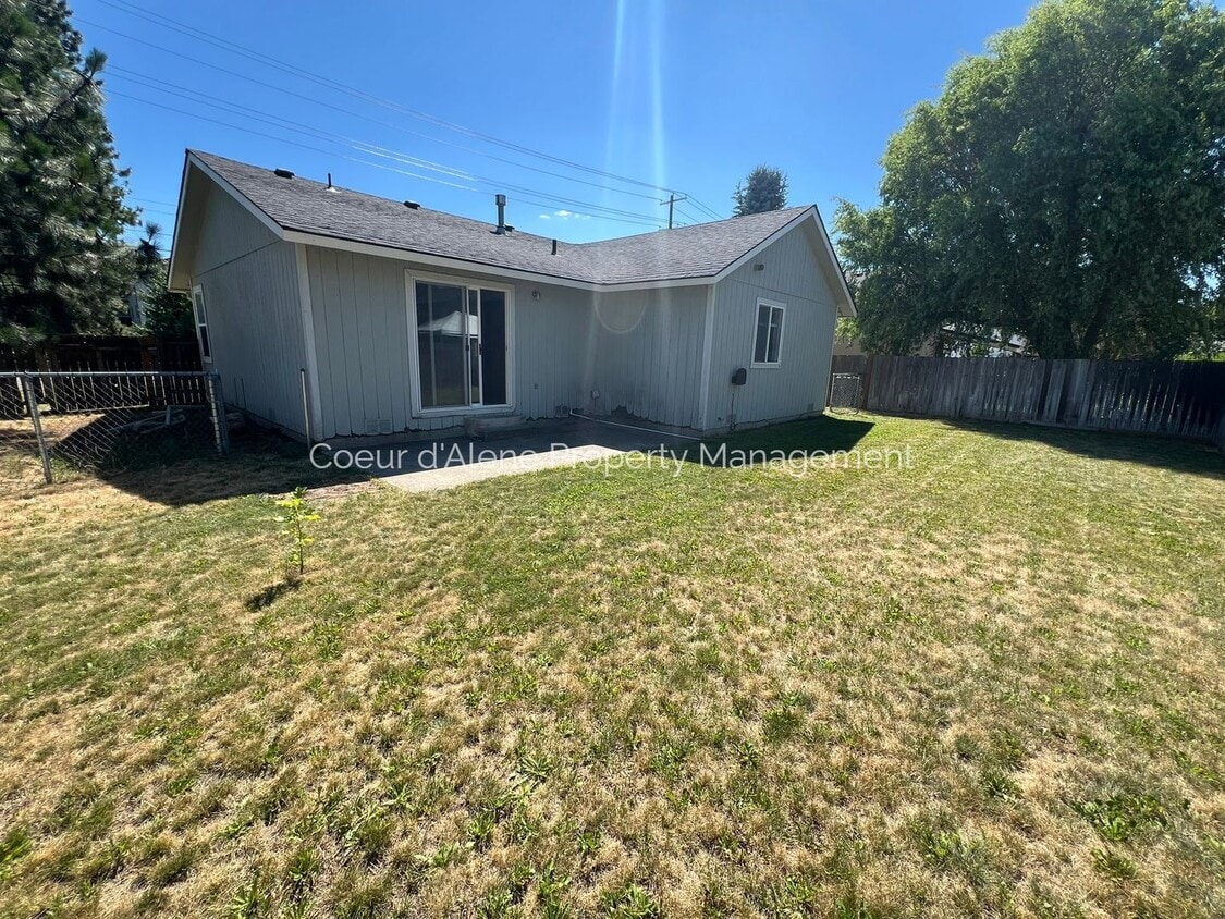 Building Photo - 2 bed house on corner lot!