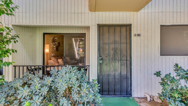 Building Photo - 2800 N Los Felices Rd