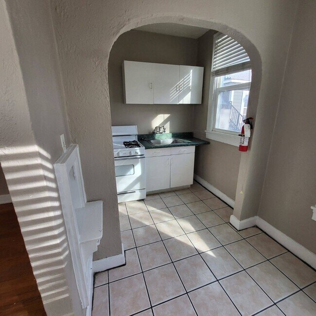 Foto del edificio - Spacious and charming one bedroom & one ba...