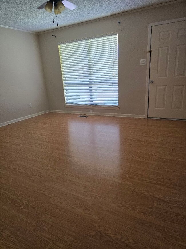 Building Photo - 3 bedroom 2 bath home + bonus room for lease